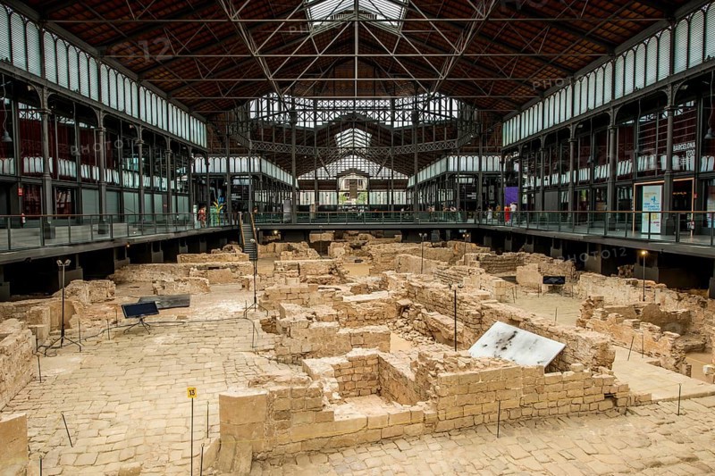 Die Ruinen eines alten Marktplatzes in der archäologischen Stätte und dem Museum des Kultur- und Gedenkzentrums El Born, Barcelona, Spanien