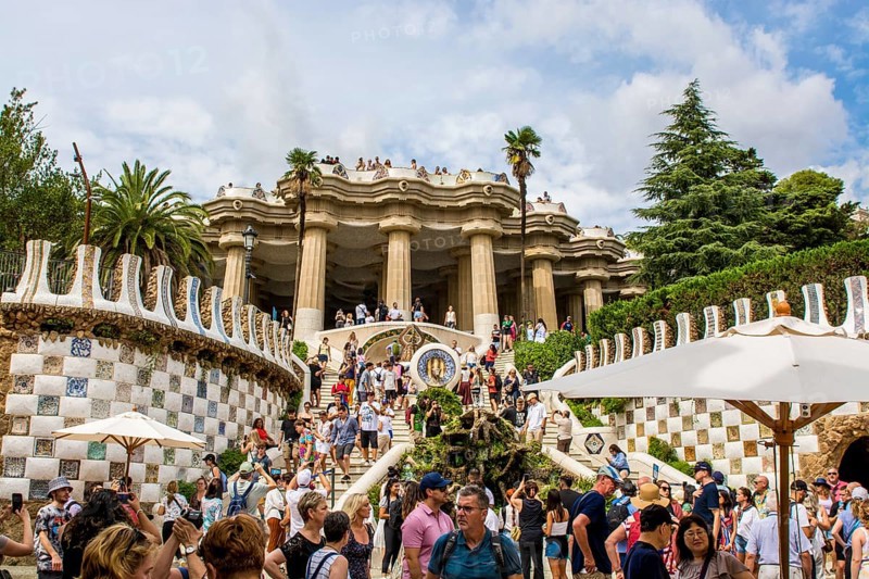 Der von Antoni Gaudi entworfene moderne Park Güell befindet sich auf dem Carmet-Hügel in Barcelona, Spanien.