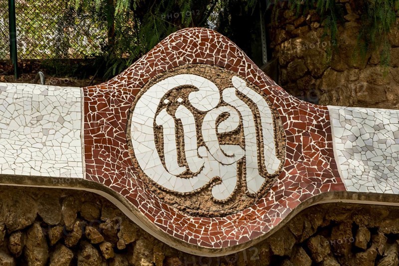 Der von Antoni Gaudi entworfene moderne Park Güell befindet sich auf dem Carmet-Hügel in Barcelona, Spanien.
