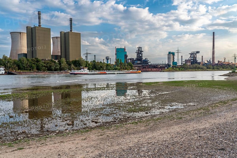 Duisburg-Huckingen gas-fired power station, operated by RWE, on the site of Hüttenwerke Krupp Mannesmann, HKM, cargo ship on the Rhine, at extremely low water, Duisburg, North Rhine-Westphalia, Germany, Europe