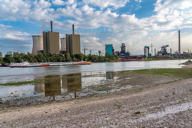 Duisburg-Huckingen gas-fired power station, operated by RWE, on the site of Hüttenwerke Krupp Mannesmann, HKM, cargo ship on the Rhine, at extremely low water, Duisburg, North Rhine-Westphalia, Germany, Europe