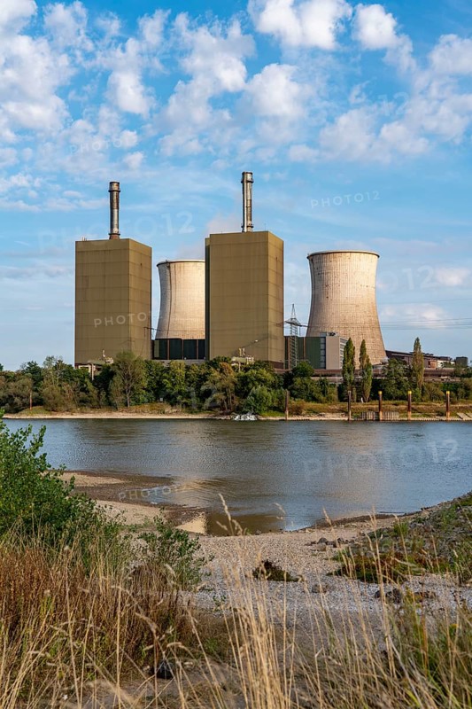 Duisburg-Huckingen gas-fired power station, operated by RWE, on the site of Hüttenwerke Krupp Mannesmann, HKM, cargo ship on the Rhine, at extremely low water, Duisburg, North Rhine-Westphalia, Germany, Europe