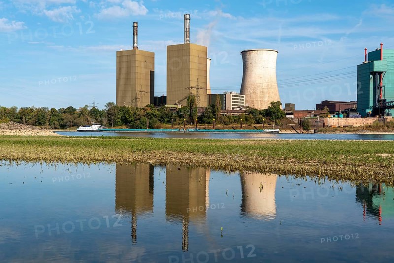 Duisburg-Huckingen gas-fired power station, operated by RWE, on the site of Hüttenwerke Krupp Mannesmann, HKM, cargo ship on the Rhine, at extremely low water, Duisburg, North Rhine-Westphalia, Germany, Europe