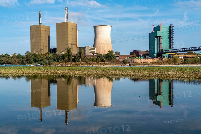 Duisburg-Huckingen gas-fired power station, operated by RWE, on the site of Hüttenwerke Krupp Mannesmann, HKM, cargo ship on the Rhine, at extremely low water, Duisburg, North Rhine-Westphalia, Germany, Europe