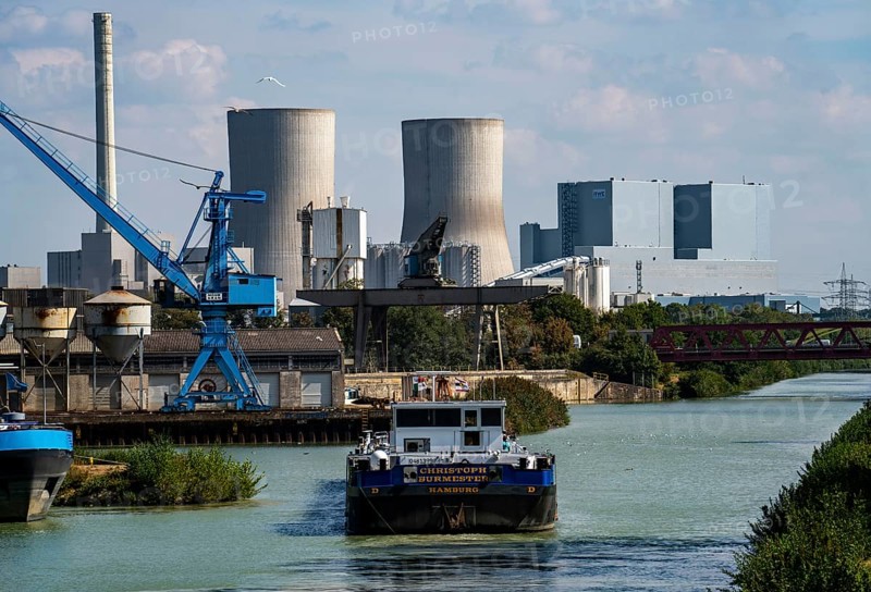 Datteln-Hamm Canal, harbour near Hamm-Uentrop, behind the RWE power plant Westfalen, coal-fired power plant, North Rhine-Westphalia, Germany, Europe