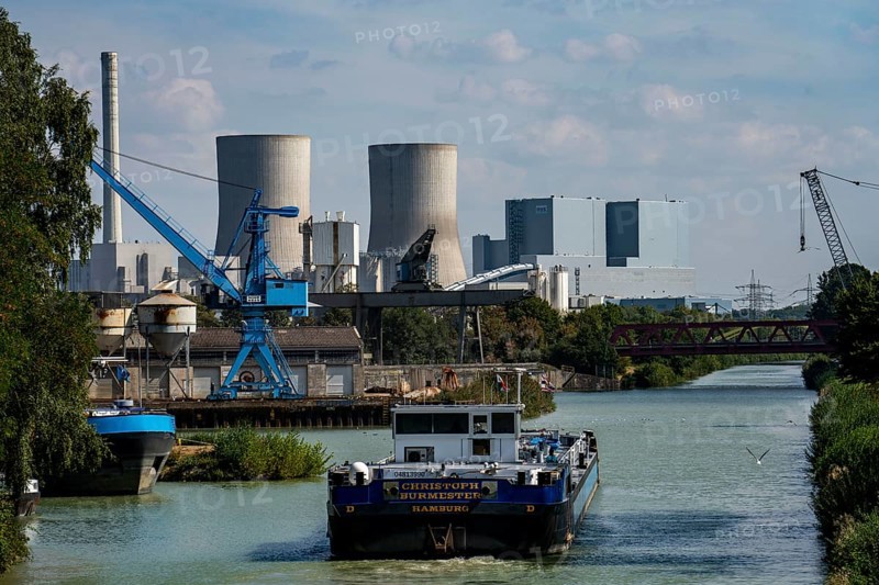 Datteln-Hamm Canal, harbour near Hamm-Uentrop, behind the RWE power plant Westfalen, coal-fired power plant, North Rhine-Westphalia, Germany, Europe