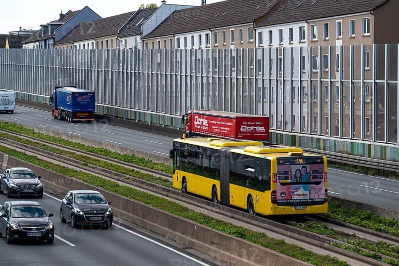 The A40 motorway, Ruhrschnellweg, in Essen, residential buildings directly on the motorway, glass noise barriers, Dorstfelder Strasse, bus lane, at the Essen-Kray exit, North Rhine-Westphalia, Germany, Europe