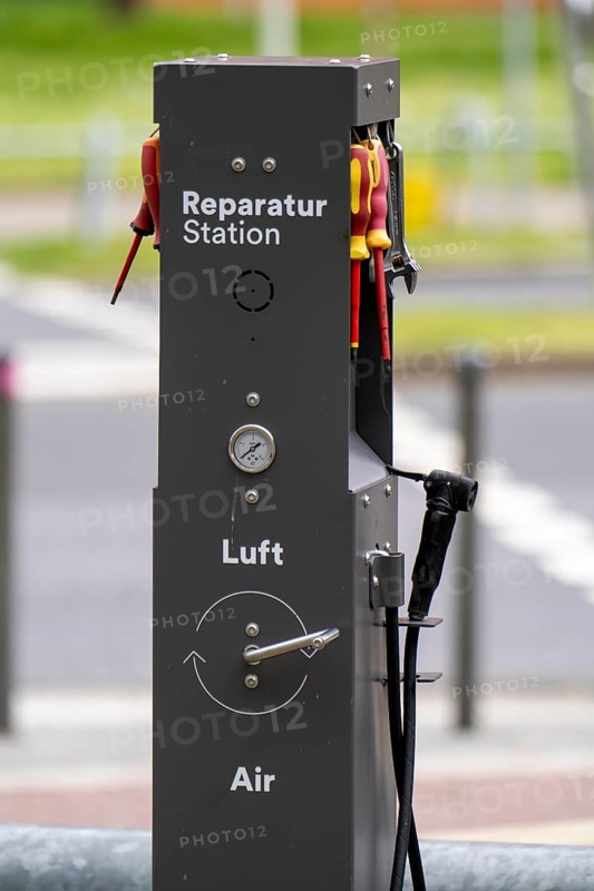Service station for cyclists, air pump, repair tools for bicycles, Düsseldorf, North Rhine-Westphalia, Germany, Europe