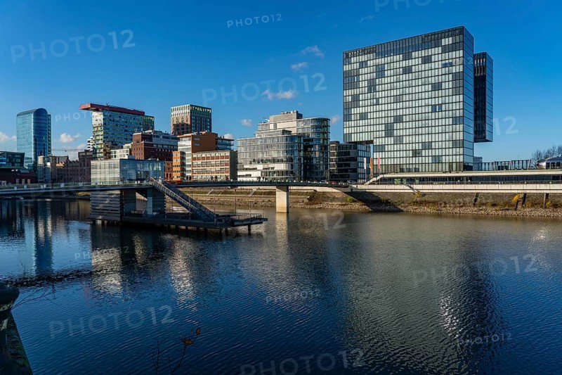 Media Harbour, Düsseldorf, old and modern architecture in the former harbour, a mixture of offices, companies, hotels, restaurants, trendy district, nightlife district, galleries, marina. Düsseldorf, Rhineland, North Rhine-Westphalia, Germany, Europe