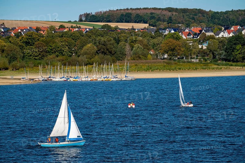 Lake Möhne, reservoir in the northern Sauerland, sailing boats, extremely low water level of the reservoir, only 61 per cent full, North Rhine-Westphalia, Germany, Europe