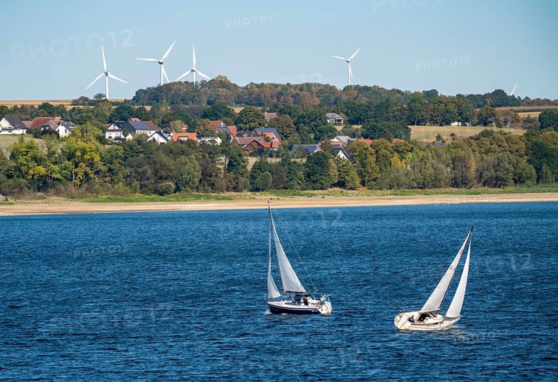 Lake Möhne, reservoir in the northern Sauerland, sailing boats, extremely low water level of the reservoir, only 61 per cent full, North Rhine-Westphalia, Germany, Europe