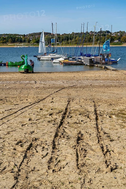 Lake Möhne, reservoir in the northern Sauerland, jetties on the southern shore, extremely low water level of the reservoir, only 61 per cent full, North Rhine-Westphalia, Germany, Europe