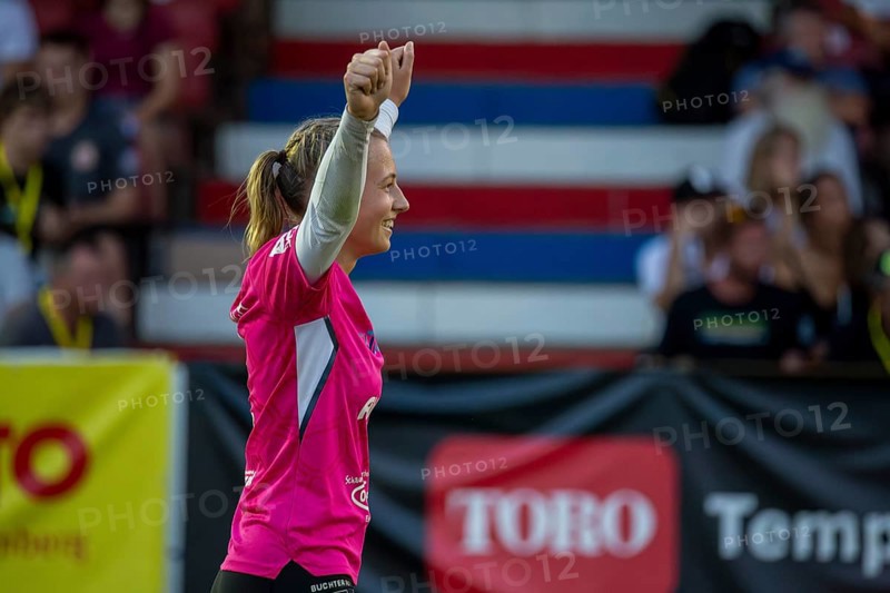 Fistball (woman) : TSV Dennach against TV Jahn Schneverdingen (IFA 2024 Fistball World Tour Finals Mannheim, Final) . Picture: Ann-Kathrin Motteler (3, Dennach)