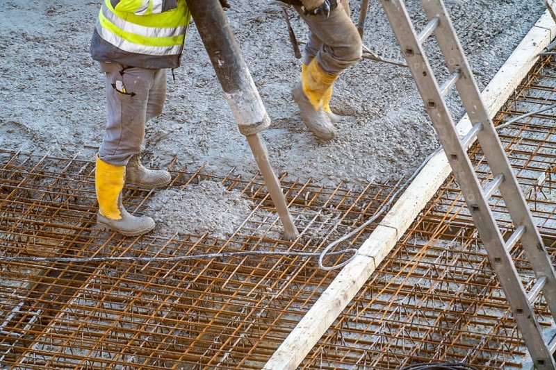 Construction site, concreting, floor, ceiling for a building is concreted, the concrete is pumped onto the reinforced concrete mats