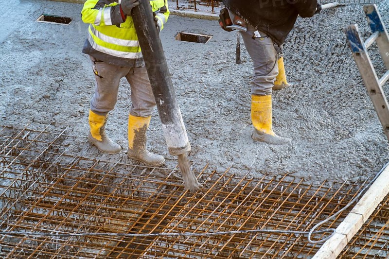 Construction site, concreting, floor, ceiling for a building is concreted, the concrete is pumped onto the reinforced concrete mats