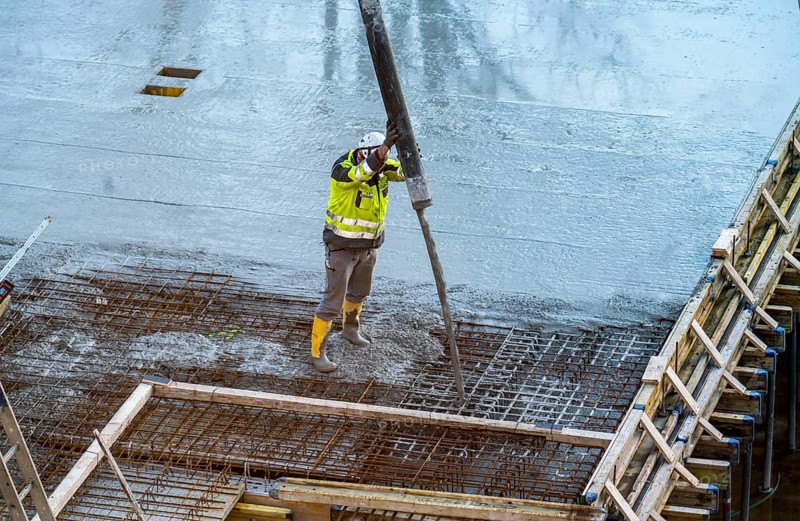 Construction site, concreting, floor, ceiling for a building is concreted, the concrete is pumped onto the reinforced concrete mats