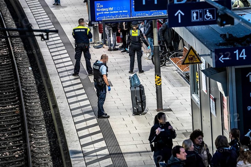 Police action at Hamburg central station, in the evening rush hour, an abandoned suitcase was discovered on a platform, police officers cordon off the platform, Wandelhalle, Germany, Europe