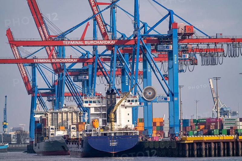HHLA Container Terminal Burchardkai, feeder ships at the quay, on the Elbe, Hamburg, Germany, Europe
