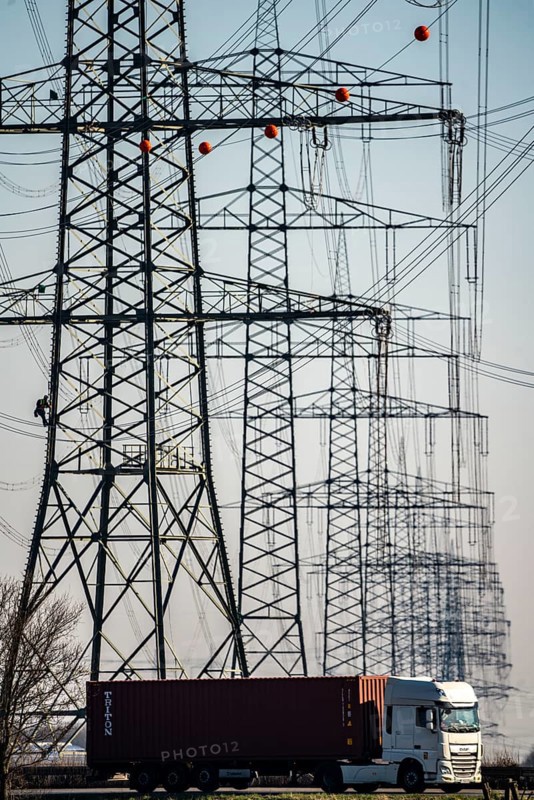 A44 motorway, new construction of a 380-kV extra-high-voltage overhead line, with 23 pylons over a length of 7.5 kilometres, near Krefeld, North Rhine-Westphalia, GermanyNew construction of a 380-kV extra-high-voltage overhead line, with 23 pylons over a length of 7.5 kilometres, near Krefeld, North Rhine-Westphalia, Germany, Europe