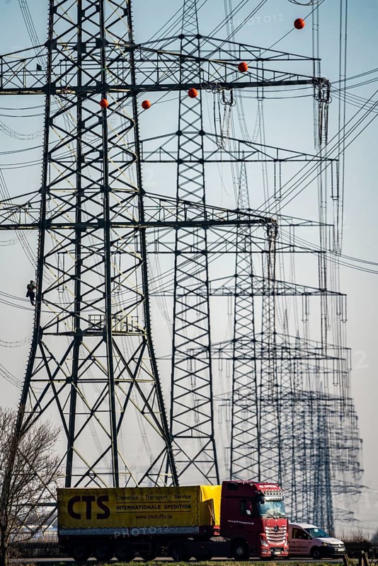 A44 motorway, new construction of a 380-kV extra-high-voltage overhead line, with 23 pylons over a length of 7.5 kilometres, near Krefeld, North Rhine-Westphalia, GermanyNew construction of a 380-kV extra-high-voltage overhead line, with 23 pylons over a length of 7.5 kilometres, near Krefeld, North Rhine-Westphalia, Germany, Europe