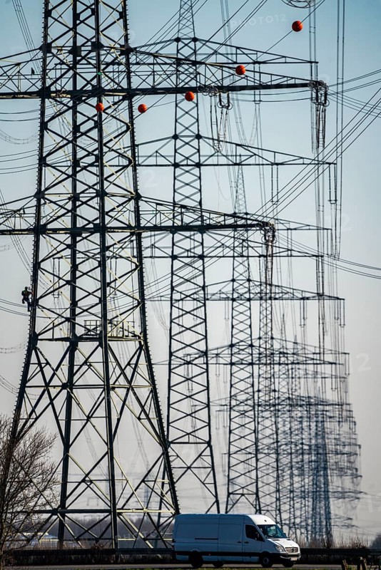 A44 motorway, new construction of a 380-kV extra-high-voltage overhead line, with 23 pylons over a length of 7.5 kilometres, near Krefeld, North Rhine-Westphalia, GermanyNew construction of a 380-kV extra-high-voltage overhead line, with 23 pylons over a length of 7.5 kilometres, near Krefeld, North Rhine-Westphalia, Germany, Europe