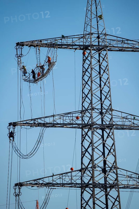 New construction of a 380 kV extra-high-voltage overhead line, with 23 pylons over a length of 7.5 kilometres, near Krefeld, North Rhine-Westphalia, GermanyNew construction of a 380 kV extra-high-voltage overhead line, with 23 pylons over a length of 7.5 kilometres, near Krefeld, North Rhine-Westphalia, Germany, Europe