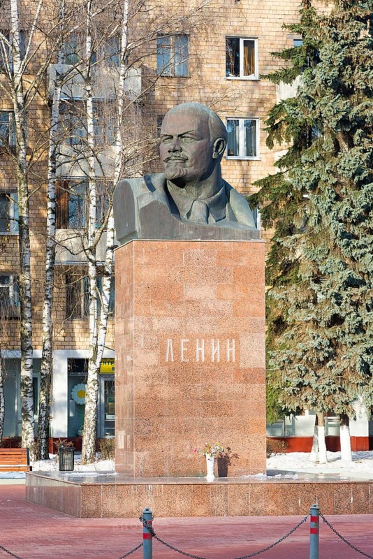 Khimki, Russia, November 21.2016. The monument to Vladimir Lenin, the organizer of the 1917 revolution at the Central Square, Europe