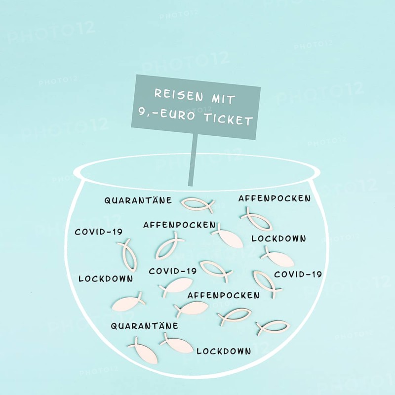 Traveling with the bus and train with the 9 Euro ticket in Germany, risk for infection with Covid-19 and Monkeypox, quarantine and lockdown because of overfilled transportation, german language