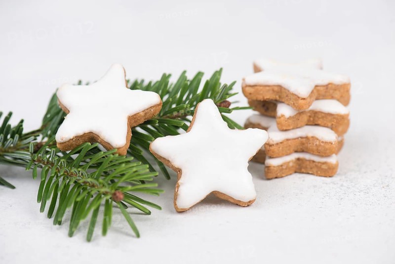 Cinnamon stars, traditional german christmas cookies, gingerbread, empty copy space