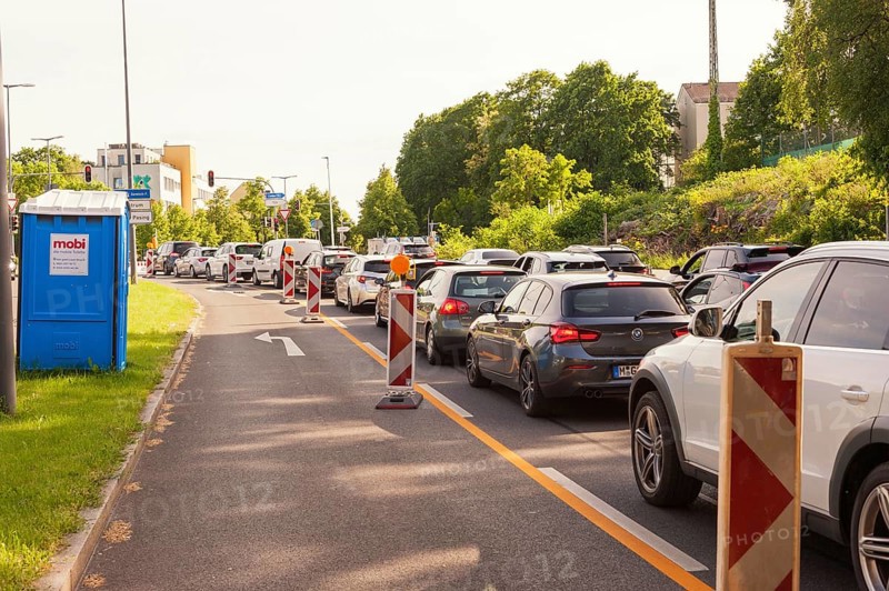 Roadworks, traffic congestion, traffic situation, obstruction, traffic flow, warning signs, speed, 30 km/h zone, diversions, obstacles, endless roadworks, road construction
