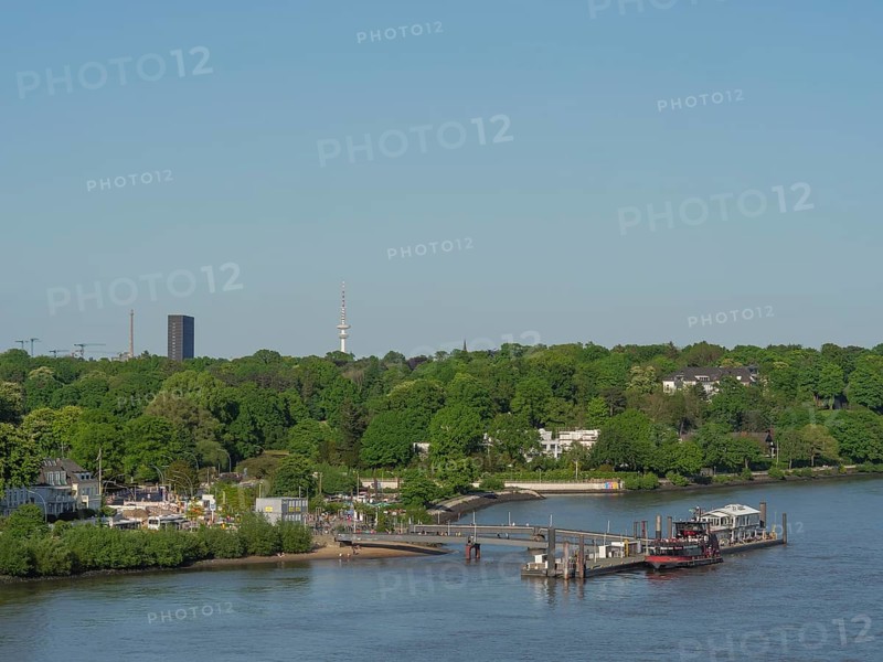 River landscape with a bridge and green bank areas, urban surroundings in the background, Elbe, Hamburg, Northern Germany, Germany, Europe