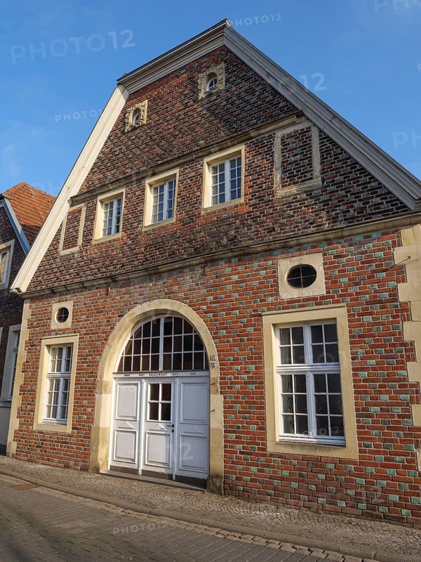 An old house with a stone and brick faÃ§ade and several windows, Coesfeld, Münsterland, North Rhine-Westphalia, Germany, Europe