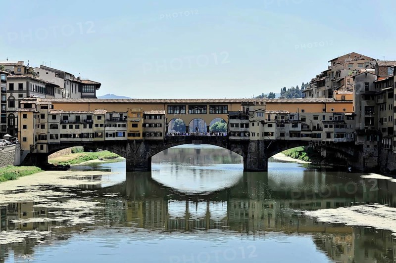 Building along the river Arno with bridge Ponte Vecchio, Florence, Tuscany, Italy, Europe, Historic bridge over a river in a Tuscan city with reflecting water, Europe
