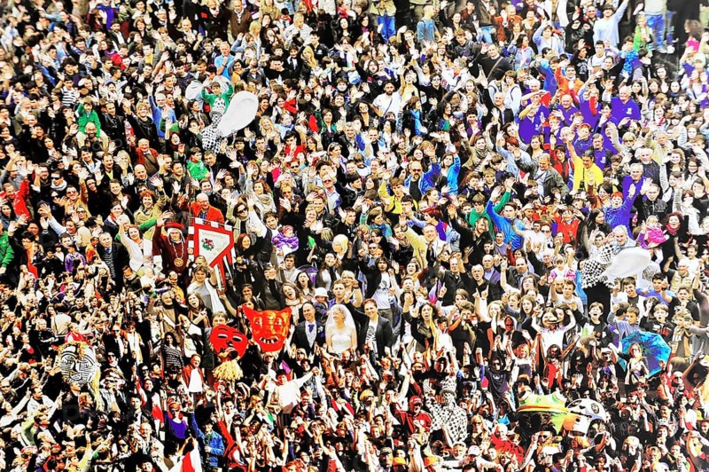 Volterra, Tuscany, Italy, Europe, Large crowd at a festive event, colourful clothes, cheerful atmosphere, festivity and community, Europe