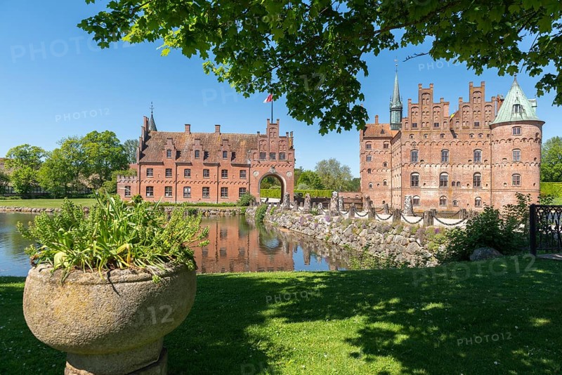 Bridge to Egeskov moated castle with gatehouse, KvÃ¦rndrup near Svenborg, Svendburg, reflection, architecture, round corner towers, stepped gables, lake, Renaissance building, tourist attraction, Fyn, Fyn Island, Denmark, Europe