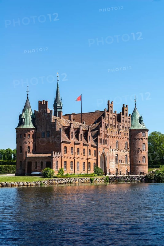 Egeskov moated castle, KvÃ¦rndrup near Svenborg, Svendburg, flag, architecture, round corner towers, stepped gables, lake, Renaissance building, tourist attraction, Fyn, island of Funen, Denmark, Europe