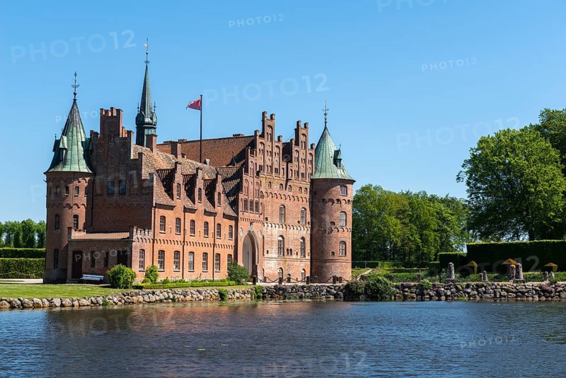 Egeskov moated castle, KvÃ¦rndrup near Svenborg, Svendburg, flag, architecture, round corner towers, stepped gables, lake, Renaissance building, tourist attraction, Fyn, island of Funen, Denmark, Europe