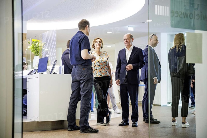 (R-L) Olaf Scholz, Federal Chancellor (SPD), and Britta Ernst join the queue to cast their vote for the European elections and the election of the city council of the state capital Potsdam at a polling station in Potsdam. Potsdam, 09.06.2024