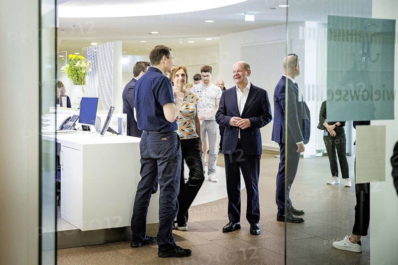 (R-L) Olaf Scholz, Federal Chancellor (SPD), and Britta Ernst join the queue to cast their vote for the European elections and the election of the city council of the state capital Potsdam at a polling station in Potsdam. Potsdam, 09.06.2024
