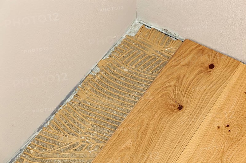 Installation of oak parquet with adhesive