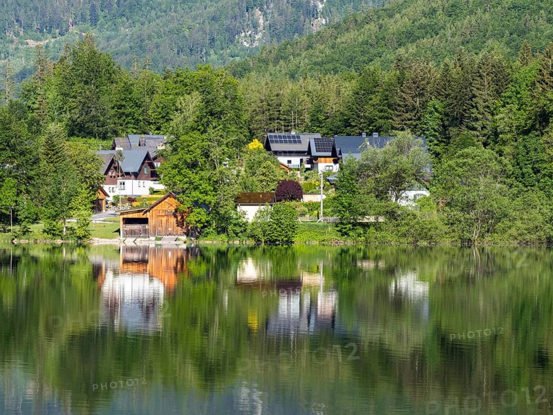 Morning atmosphere, reflection, houses on the lakeshore in the morning light, Grundlsee, Salzkammergut, Styria, Austria, Europe