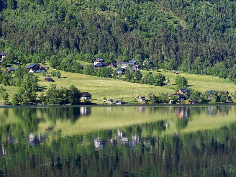 Morning atmosphere, reflection, houses on the lakeshore in the morning light, Grundlsee, Salzkammergut, Styria, Austria, Europe