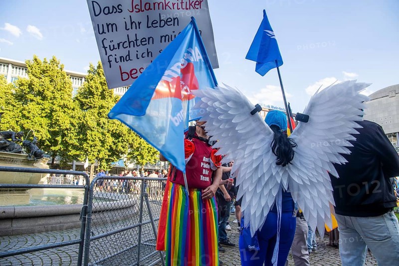 AfD rally under the slogan STOP ISLAMISM in Mannheim: A week earlier, there was a fatal knife attack by a suspected Islamist on Mannheim's market square. Picture: A man holding a sign criticising Islam. He had previously been excluded from the DGB counter-demonstration