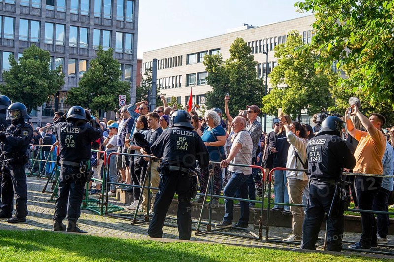 AfD rally under the slogan STOP ISLAMISM in Mannheim: A week earlier, there was a fatal knife attack by a suspected Islamist on Mannheim's market square. Image: Counter-demonstrators disrupt the rally, police secure the area