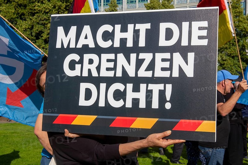 AfD rally under the slogan STOP ISLAMISM in Mannheim: A week earlier, there was a fatal knife attack by a suspected Islamist on Mannheim's market square. Picture: A sign reads MACHT DIE GRENZEN DICHT (MAKE THE BORDERS TIGHT)