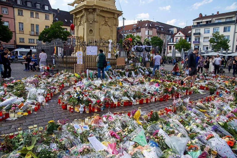 Mannheim: Laying of flowers and sympathy at Marktplatz, the site of the fatal knife attack on a police officer a week earlier. The attack was aimed at the Islam critic Michael Stürzenberger, the policeman intervened