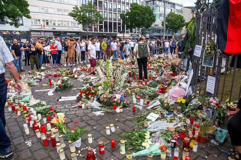 Mannheim: Laying of flowers and sympathy at Marktplatz, the site of the fatal knife attack on a police officer a week earlier. The attack was aimed at the Islam critic Michael Stürzenberger, the policeman intervened