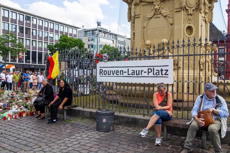 Mannheim: Laying of flowers and sympathy at Marktplatz, the site of the fatal knife attack on a police officer a week earlier. The attack was aimed at the Islam critic Michael Stürzenberger, the policeman intervened
