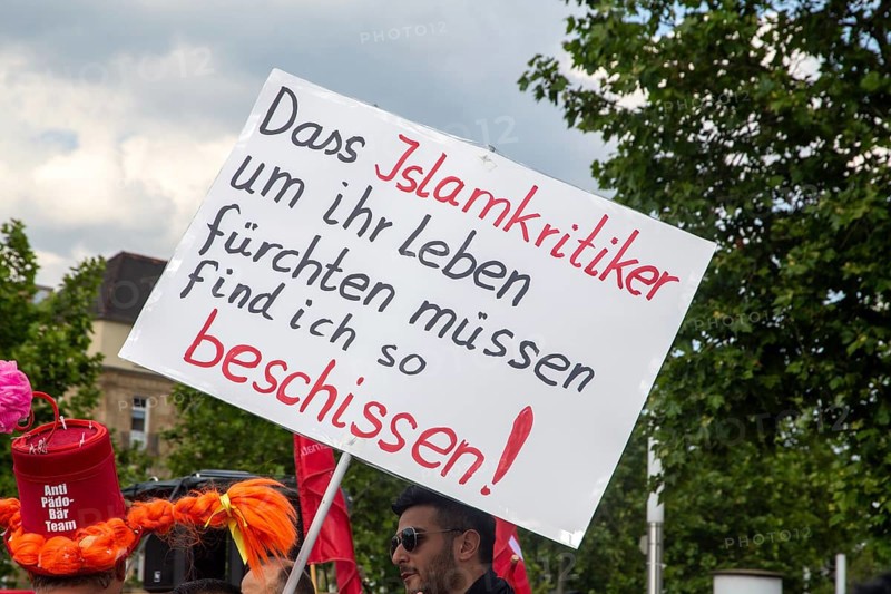 For democracy and diversity: rally organised by DGB Nordbaden and democratic parties, religious communities and civil society groups. Picture: A man carries a sign criticising Islam. He is expelled from the rally shortly afterwards