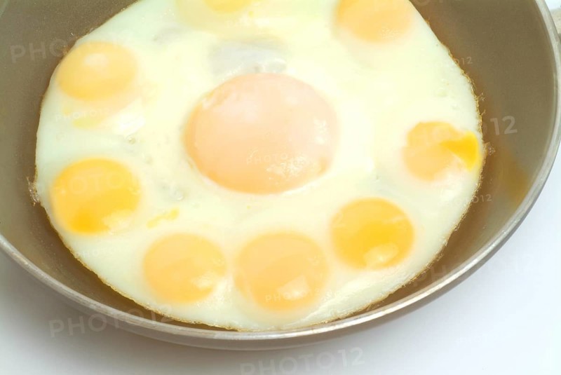 Food, quail eggs, quail egg, Coturnix coturnix, prepared as fried eggs, in the centre a hen's egg in size comparison